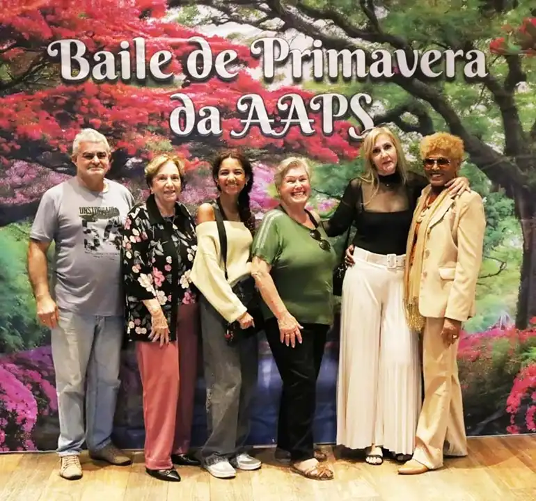 Associados animados dançando na pista de danças