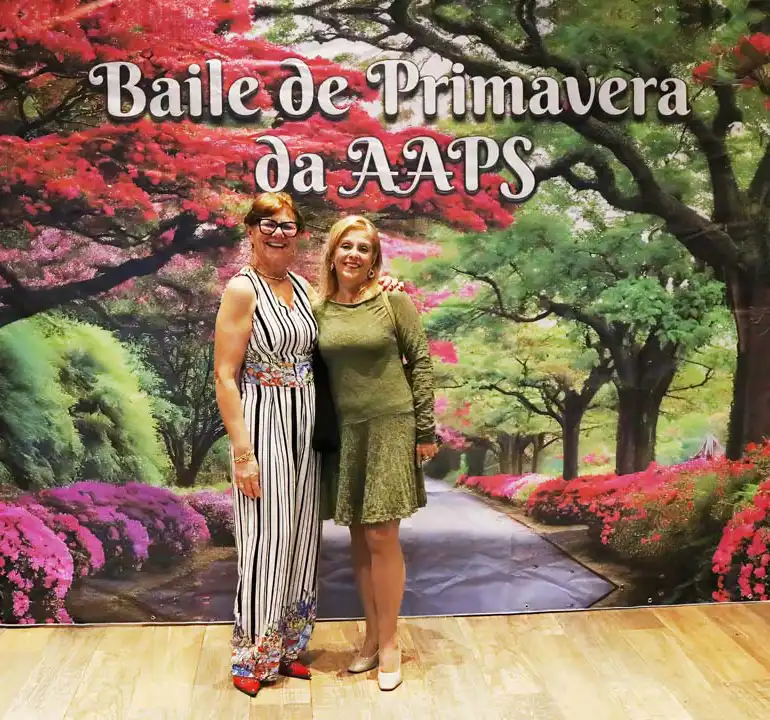 Associados animados dançando na pista de danças