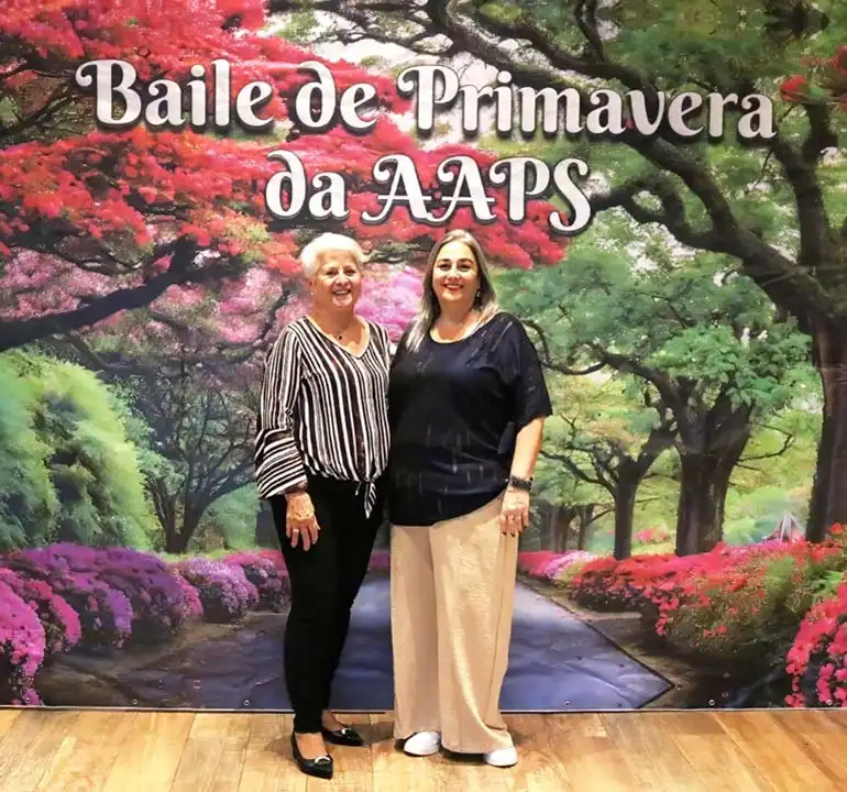 Associados animados dançando na pista de danças