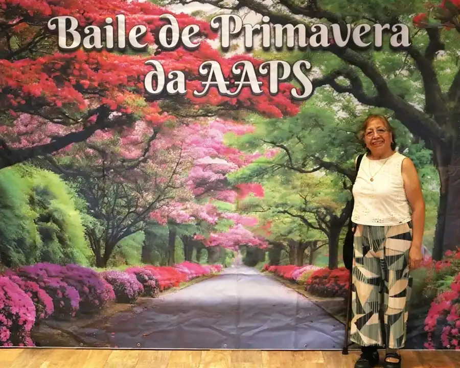 Associados animados dançando na pista de danças