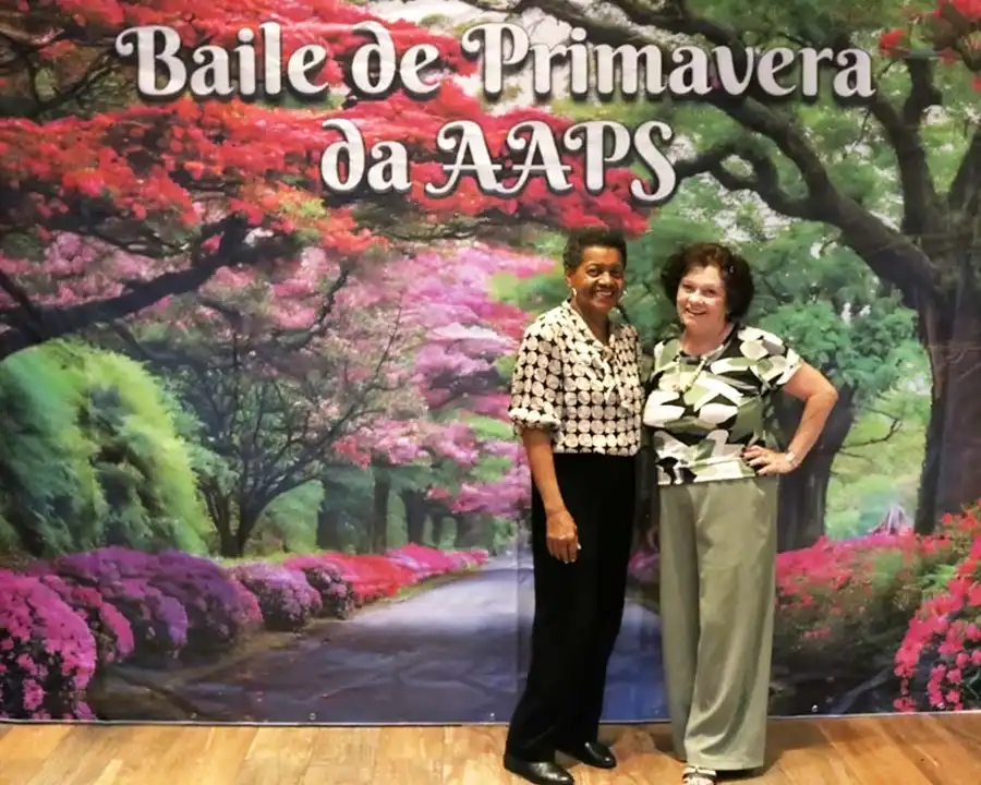 Associados animados dançando na pista de danças