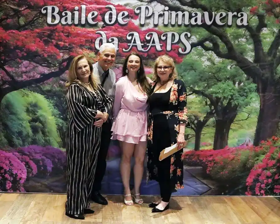 Associados animados dançando na pista de danças