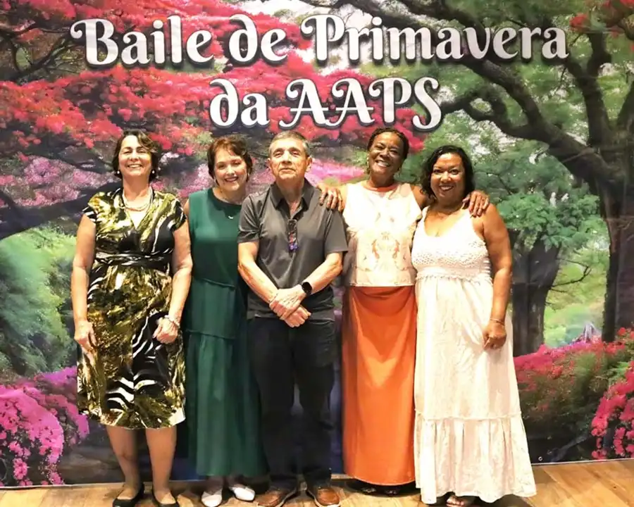 Associados animados dançando na pista de danças