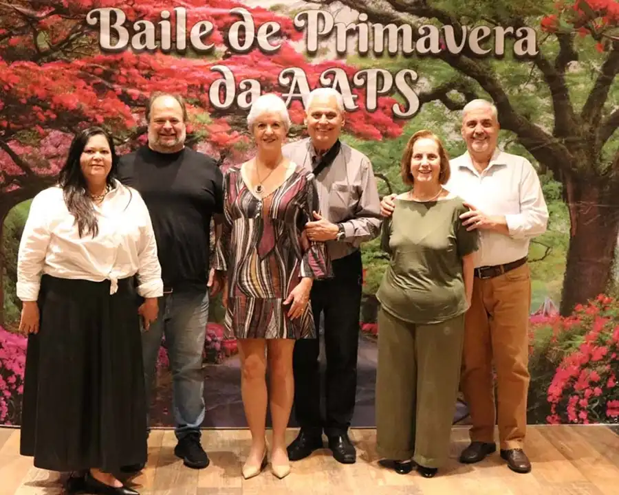 Associados animados dançando na pista de danças