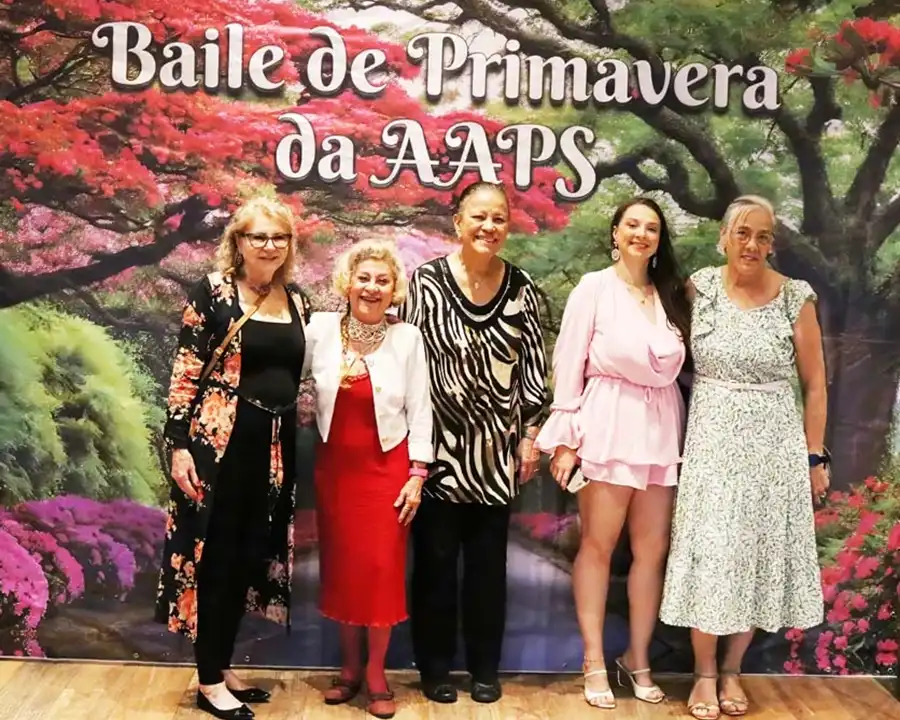 Associados animados dançando na pista de danças