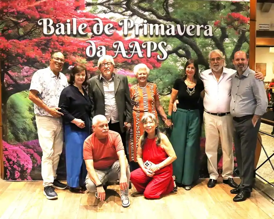Associados animados dançando na pista de danças